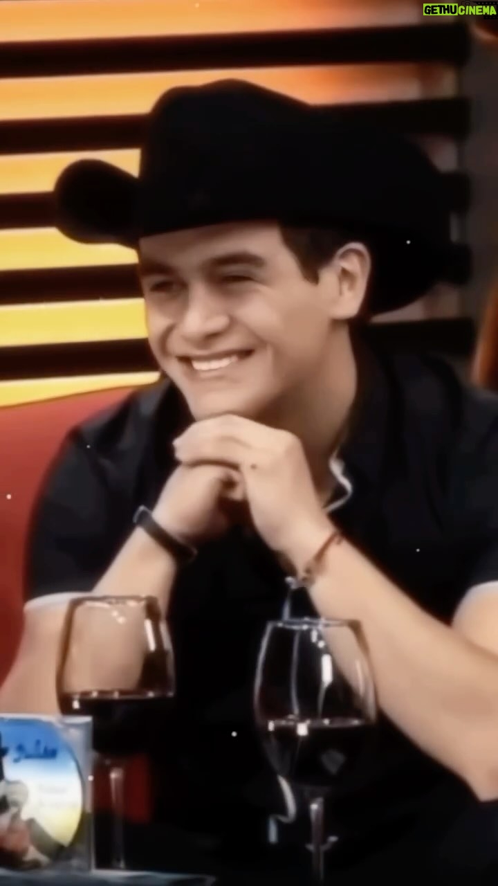 Maribel Guardia - 55.2K Likes - JULIÁN hoy me acosté en la hamaca del jardín, con vista hacia ese árbol 🌳 que tanto amabas, donde jugabas con José Julián y le contabas historias fantásticas, donde también componías muchas de tus preciosas canciones y en otras ocasiones devorabas libros. Siempre que estabas en esa hamaca te mirabas pleno y en paz. Estando ahí como tú, me invadieron todos los pensamientos y los sueños que cruzaban por tu mente mientras mirabas al cielo. Hijo amado, la mitad de mi corazón late al compás de tu recuerdo y la otra mitad se fue contigo 💔. Te extraño hasta el infinito Julián 🥲
PD. Tu hijo está cada día más grande y más inteligente. Siempre le hablo de ti ♥️ TE AMO 18 meses 🥲