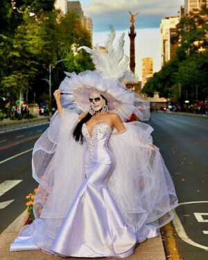 Maribel Guardia Instagram - #Catrina 🌸💀 Recordando que somos eternos
Que la muerte es solo un paso para regresar a nuestro verdadero origen, el espíritu divino De Dios 
Foto: @luisreyes_foto 
Look: @mitzyofficial_ 👰🏻
Maquillaje: @mexicanmakeupartist
.
.
.
#diademuertos #catrinas #mexico