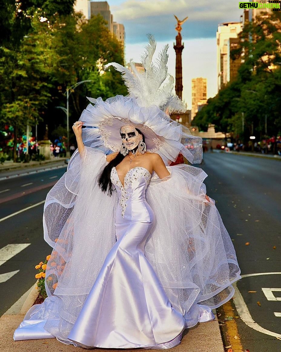 Maribel Guardia - 294.2K Likes - #Catrina 🌸💀 Recordando que somos eternos
Que la muerte es solo un paso para regresar a nuestro verdadero origen, el espíritu divino De Dios
Foto: @luisreyes_foto
Look: @mitzyofficial_ 👰🏻
Maquillaje: @mexicanmakeupartist
.
.
.
#diademuertos #catrinas #mexico