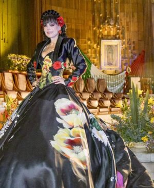 Maribel Guardia Instagram - En unas horas le voy a cantar a mi Virgencita amada y la sorpresa que les tengo es que mi nieto me va a acompañar, no saben cuánto significa esto para mí (Él no va a cantar ) pero quiso venir conmigo , y traerle flores a la Virgencita 🌹❤️🥹 Dios y la virgencita los bendiga a ustedes y a los que aman 🙏🏼
No se lo pierdan por @telemundo ✨#dress @mitzyofficial_ #makeup @mexicanmakeupartist