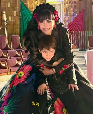 Maribel Guardia Instagram - En unas horas le voy a cantar a mi Virgencita amada y la sorpresa que les tengo es que mi nieto me va a acompañar, no saben cuánto significa esto para mí (Él no va a cantar ) pero quiso venir conmigo , y traerle flores a la Virgencita 🌹❤️🥹 Dios y la virgencita los bendiga a ustedes y a los que aman 🙏🏼
No se lo pierdan por @telemundo ✨#dress @mitzyofficial_ #makeup @mexicanmakeupartist