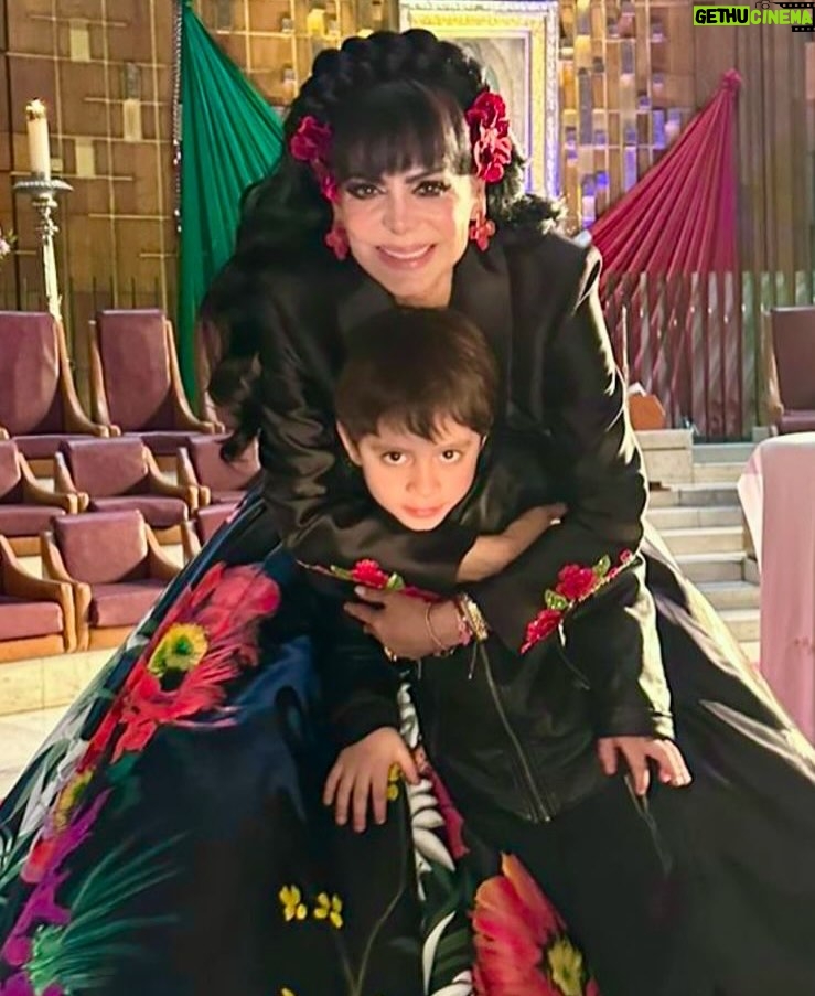 Maribel Guardia - 128.3K Likes - En unas horas le voy a cantar a mi Virgencita amada y la sorpresa que les tengo es que mi nieto me va a acompañar, no saben cuánto significa esto para mí (Él no va a cantar ) pero quiso venir conmigo , y traerle flores a la Virgencita 🌹❤️🥹 Dios y la virgencita los bendiga a ustedes y a los que aman 🙏🏼
No se lo pierdan por @telemundo ✨#dress @mitzyofficial_ #makeup @mexicanmakeupartist