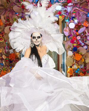 Maribel Guardia Instagram - #Catrina 🌸💀 Recordando que somos eternos
Que la muerte es solo un paso para regresar a nuestro verdadero origen, el espíritu divino De Dios 
Foto: @luisreyes_foto 
Look: @mitzyofficial_ 👰🏻
Maquillaje: @mexicanmakeupartist
.
.
.
#diademuertos #catrinas #mexico