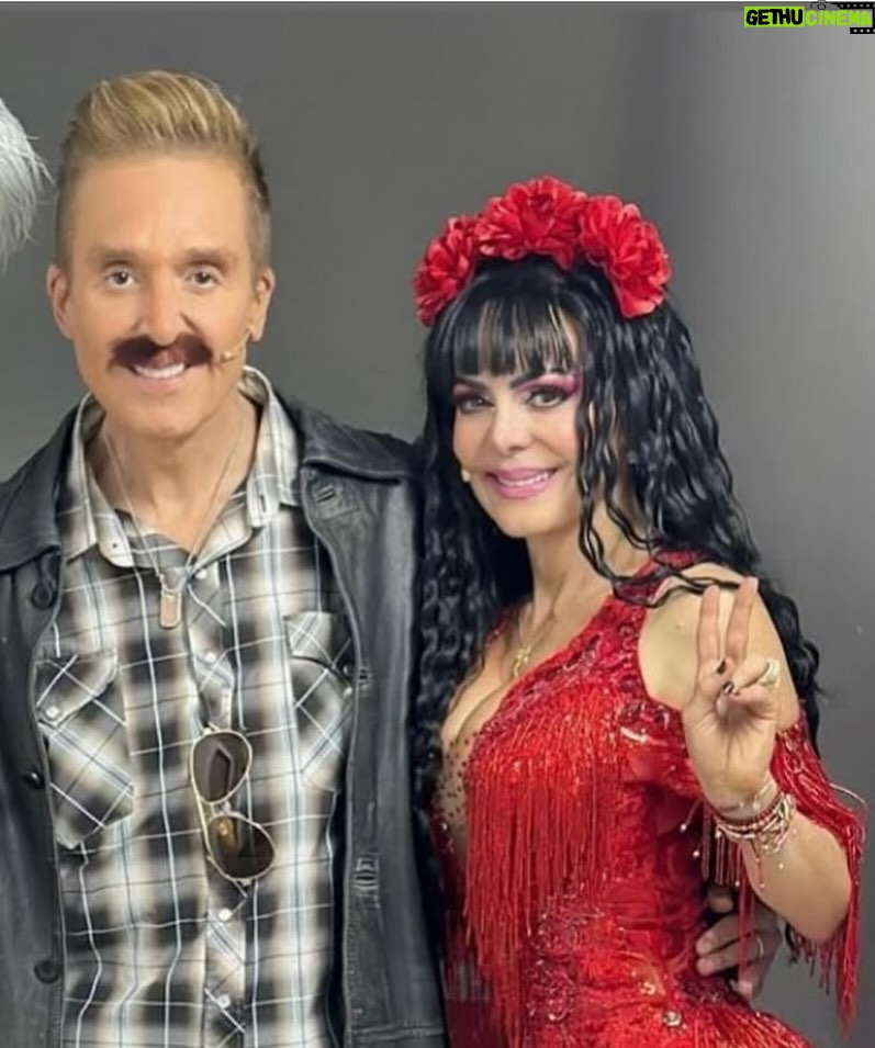 Maribel Guardia - 76.2K Likes - Querido @bisognodaniel fue un honor conocerte, fuiste un excelente amigo, conductor, actor, empresario, caballero, pero sin duda el mejor papá del mundo para Michaela.
Te voy a extrañar 🙏🏼. Gracias por ser un maravilloso compañero de trabajo durante tres años, siempre me hacías reír. Buen viaje amigo, me saludas a mi Julián y dile que cada día lo amo más 🙏🏼.
Paz y consuelo a tu familia , amigos cercanos y a todo el equipo de tu adorado Ventaneando 🙏🏼😢