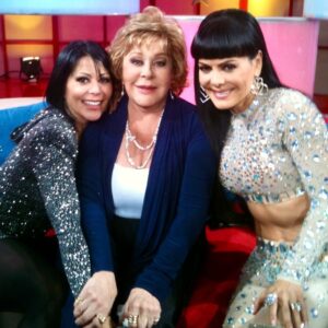 Maribel Guardia Instagram - Se nos fue @silviapinalmx 🙏🏼 La gran diva, la dama del cine, la reina de la televisión, la diosa del teatro, una mujer llena de belleza, talento, carisma y encanto que ha enamorado y conquistado a todas las  generaciones,  personalmente era amorosa ,sencilla , inteligente y muy simpática. Mis  más sinceras condolencias a su hermosa familia. @sylviapasqueloficial @laguzmanmx y su hijo Luis Enrique . Feliz viaje al paraíso reina bella 🙏🏼👑 Hoy muere la mujer y nace la leyenda
