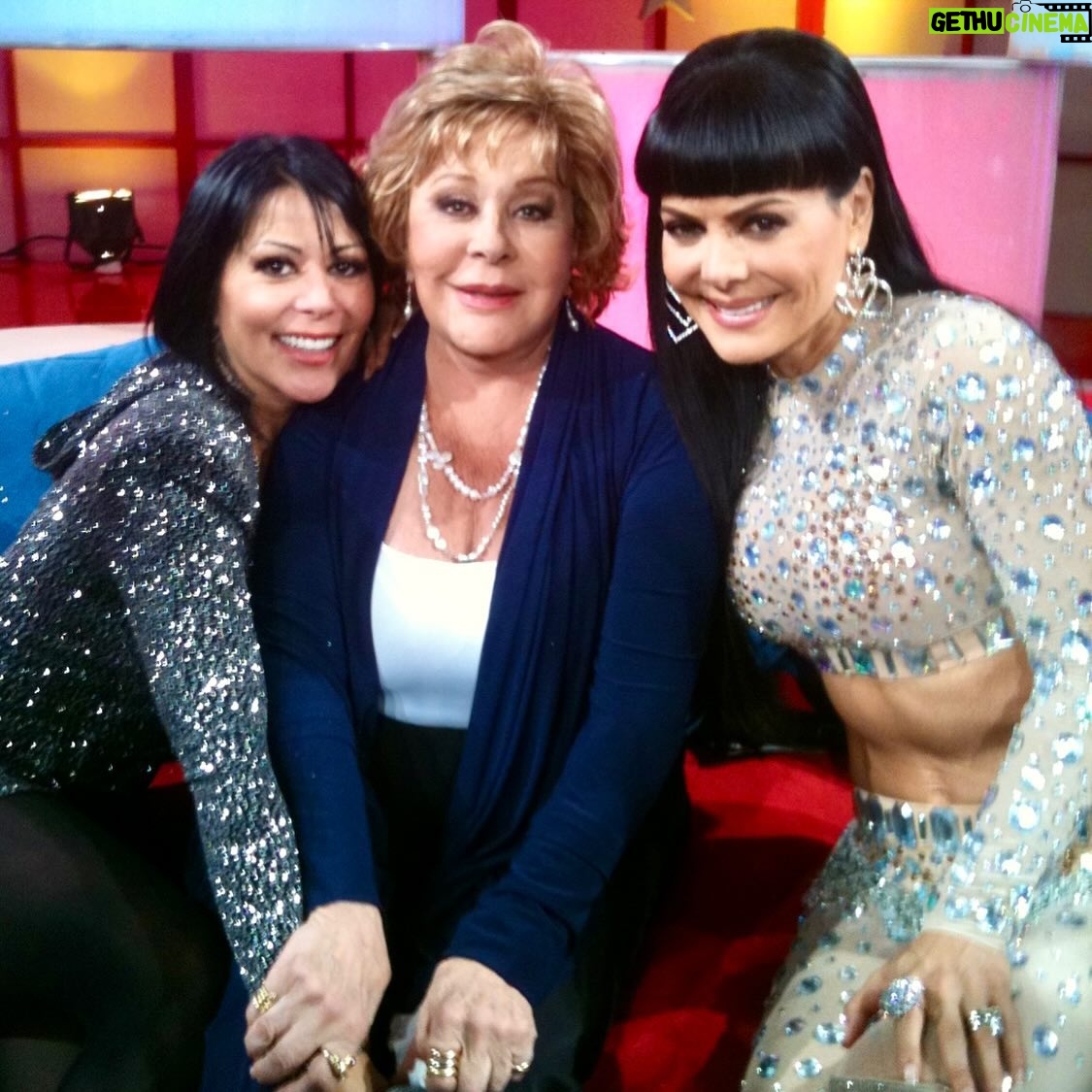 Maribel Guardia - 160.2K Likes - Se nos fue @silviapinalmx 🙏🏼 La gran diva, la dama del cine, la reina de la televisión, la diosa del teatro, una mujer llena de belleza, talento, carisma y encanto que ha enamorado y conquistado a todas las generaciones, personalmente era amorosa ,sencilla , inteligente y muy simpática. Mis más sinceras condolencias a su hermosa familia. @sylviapasqueloficial @laguzmanmx y su hijo Luis Enrique . Feliz viaje al paraíso reina bella 🙏🏼👑 Hoy muere la mujer y nace la leyenda