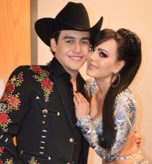 Maribel Guardia Instagram - Aunque estés lejos sé que siempre te tendré, vives en mi corazón, aprendí a atrapar esos momentos mágicos e irrepetibles que compartimos juntos. He tenido que aprender a escucharte en mis recuerdos y sumergirme en la inmensidad del amor infinito de Dios, porque sé que estás con él y eres feliz, pero como dueles. 😢 TE  EXTRAÑO y te AMO cada día más, 22 meses. 🙏🏼 Dame valor y dame fuerza mi amor ♥️😇