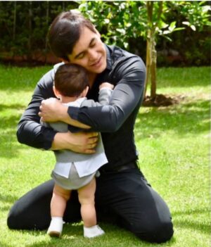 Maribel Guardia Instagram - Papito hoy 9 de Marzo cumples un año y 11 meses que emprendiste el viaje al plano de la luz . Ay Julián como te extraño carajo 😢 Còmo le explico a mi corazón este vacío , este dolor 💔 Trato de engañarlo para poder continuar , pero en este día siempre recojo pedazos de mi corazón tirados por donde camino , y me cuesta recogerlos , ven y ayúdame tú a encontrarlos . Nunca dejarás de dolerme hasta los huesos . Te amo hijo, no me abandones nunca 🙏🏼