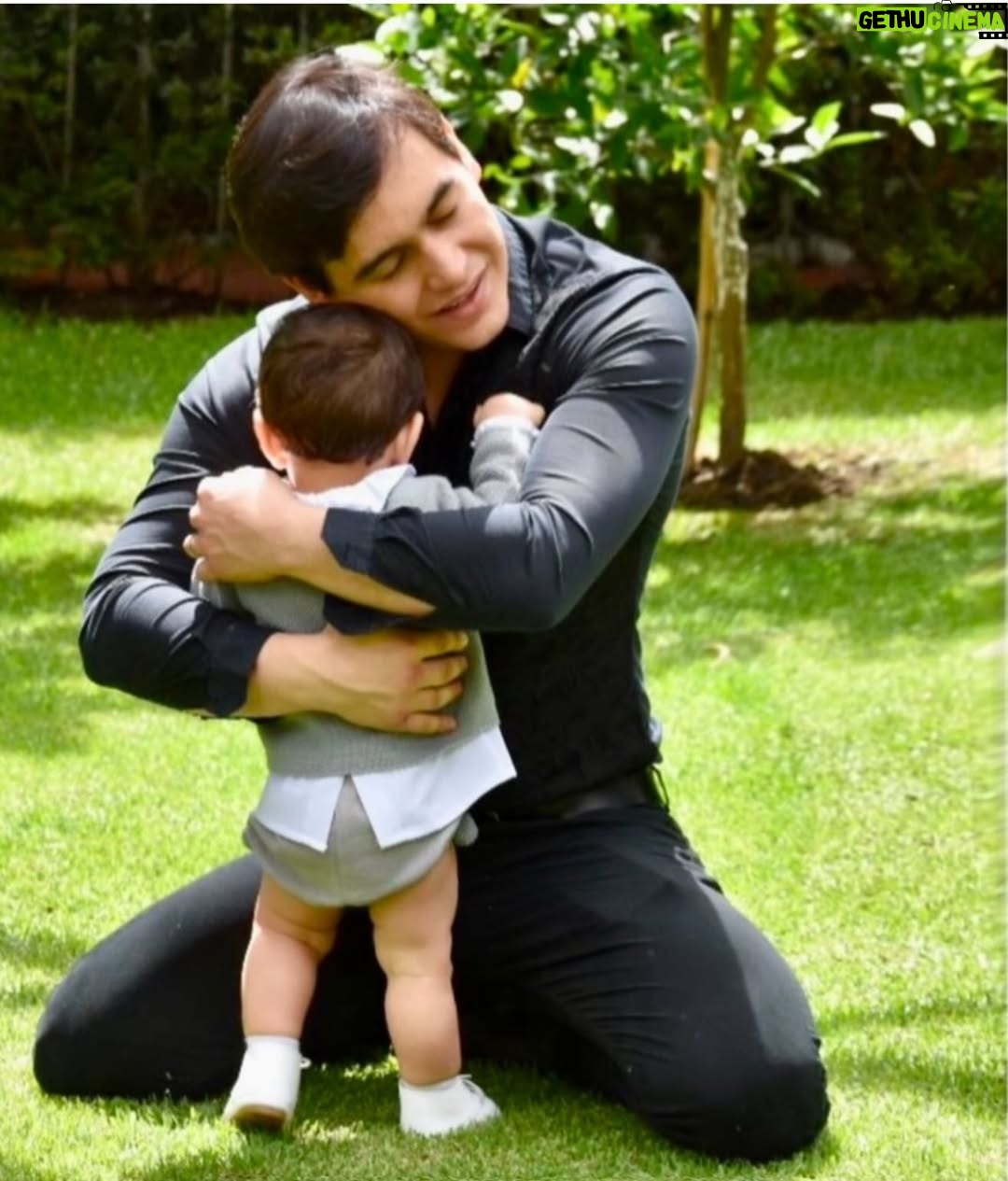 Maribel Guardia - 178.4K Likes - Papito hoy 9 de Marzo cumples un año y 11 meses que emprendiste el viaje al plano de la luz . Ay Julián como te extraño carajo 😢 Còmo le explico a mi corazón este vacío , este dolor 💔 Trato de engañarlo para poder continuar , pero en este día siempre recojo pedazos de mi corazón tirados por donde camino , y me cuesta recogerlos , ven y ayúdame tú a encontrarlos . Nunca dejarás de dolerme hasta los huesos . Te amo hijo, no me abandones nunca 🙏🏼