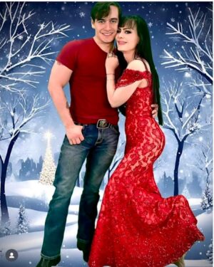 Maribel Guardia Instagram - Que la Navidad traiga tranquilidad…. Donde hay necesidad que traiga abundancia, donde hay enfermedad que traiga salud, donde hay miedos que traiga valentía, donde hay odio que traiga amor y para ti felicidad , y para los que han perdido un ser amado, que nos traiga fortaleza y valor para poder continuar , sabiendo que somos egoístas por no poder abrazarlos , pero que ellos están en la la palma del señor, en la luz perfecta iFeliz
Navidad ,lluvia de bendiciones y suspiros al cielo por los q se nos adelantaron en el camino 🙏🏼🎄 Los amo a ustedes y a toda su  familia ♥️