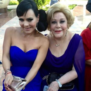 Maribel Guardia Instagram - Se nos fue @silviapinalmx 🙏🏼 La gran diva, la dama del cine, la reina de la televisión, la diosa del teatro, una mujer llena de belleza, talento, carisma y encanto que ha enamorado y conquistado a todas las  generaciones,  personalmente era amorosa ,sencilla , inteligente y muy simpática. Mis  más sinceras condolencias a su hermosa familia. @sylviapasqueloficial @laguzmanmx y su hijo Luis Enrique . Feliz viaje al paraíso reina bella 🙏🏼👑 Hoy muere la mujer y nace la leyenda