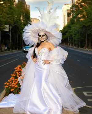 Maribel Guardia Instagram - #Catrina 🌸💀 Recordando que somos eternos
Que la muerte es solo un paso para regresar a nuestro verdadero origen, el espíritu divino De Dios 
Foto: @luisreyes_foto 
Look: @mitzyofficial_ 👰🏻
Maquillaje: @mexicanmakeupartist
.
.
.
#diademuertos #catrinas #mexico