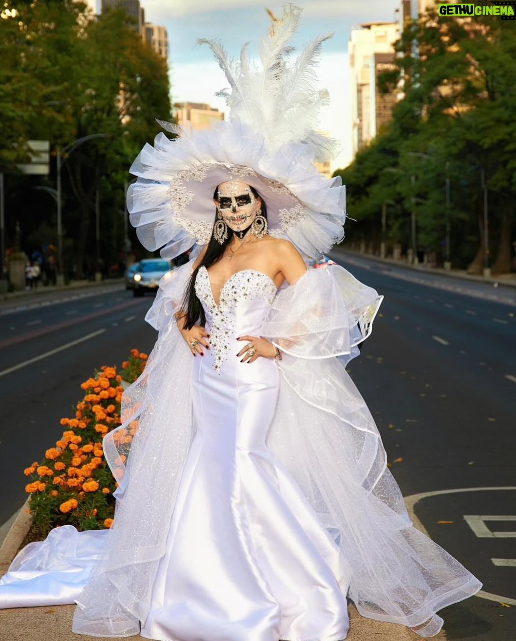 Maribel Guardia - 294.2K Likes - #Catrina 🌸💀 Recordando que somos eternos
Que la muerte es solo un paso para regresar a nuestro verdadero origen, el espíritu divino De Dios
Foto: @luisreyes_foto
Look: @mitzyofficial_ 👰🏻
Maquillaje: @mexicanmakeupartist
.
.
.
#diademuertos #catrinas #mexico
