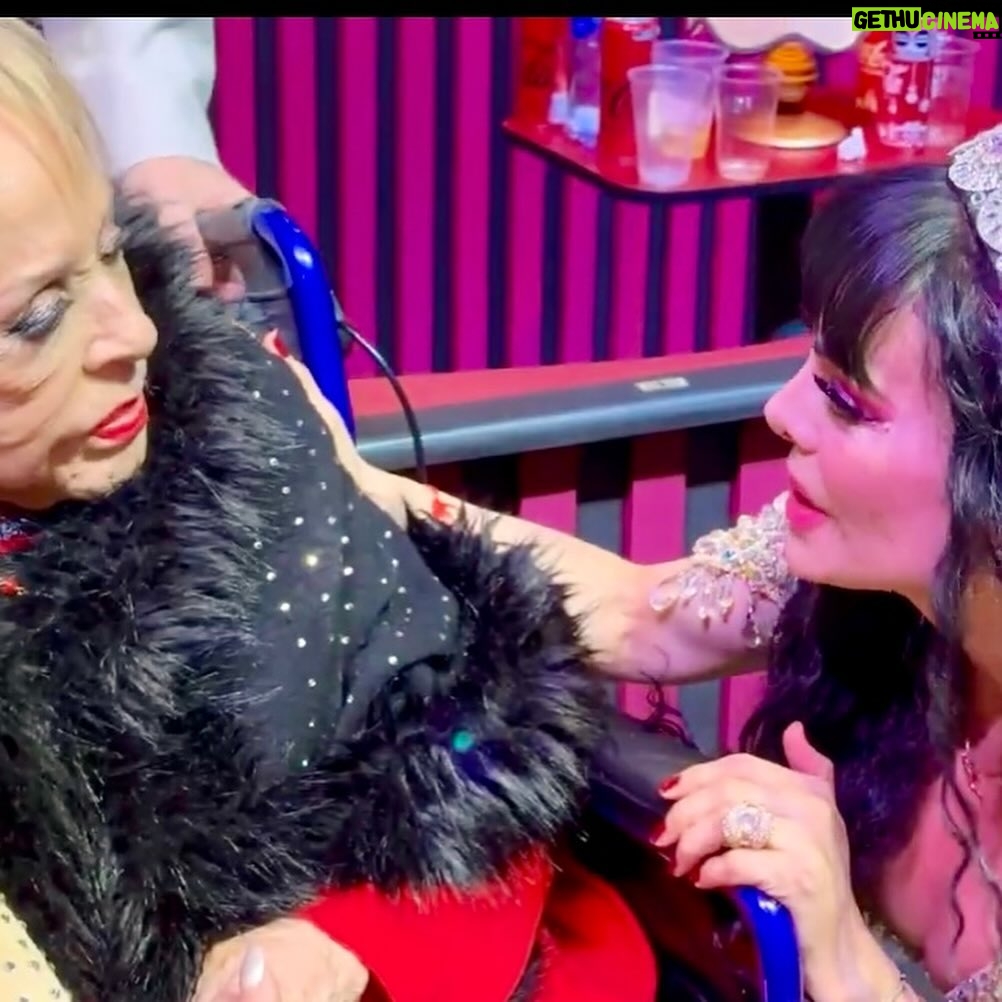 Maribel Guardia - 160.2K Likes - Se nos fue @silviapinalmx 🙏🏼 La gran diva, la dama del cine, la reina de la televisión, la diosa del teatro, una mujer llena de belleza, talento, carisma y encanto que ha enamorado y conquistado a todas las generaciones, personalmente era amorosa ,sencilla , inteligente y muy simpática. Mis más sinceras condolencias a su hermosa familia. @sylviapasqueloficial @laguzmanmx y su hijo Luis Enrique . Feliz viaje al paraíso reina bella 🙏🏼👑 Hoy muere la mujer y nace la leyenda