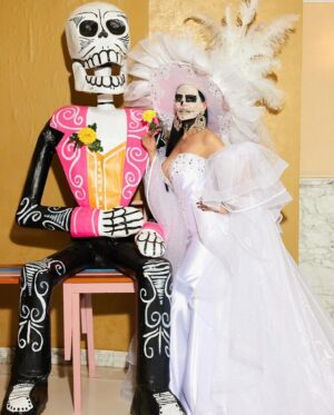 Maribel Guardia Instagram - #Catrina 🌸💀 Recordando que somos eternos
Que la muerte es solo un paso para regresar a nuestro verdadero origen, el espíritu divino De Dios 
Foto: @luisreyes_foto 
Look: @mitzyofficial_ 👰🏻
Maquillaje: @mexicanmakeupartist
.
.
.
#diademuertos #catrinas #mexico