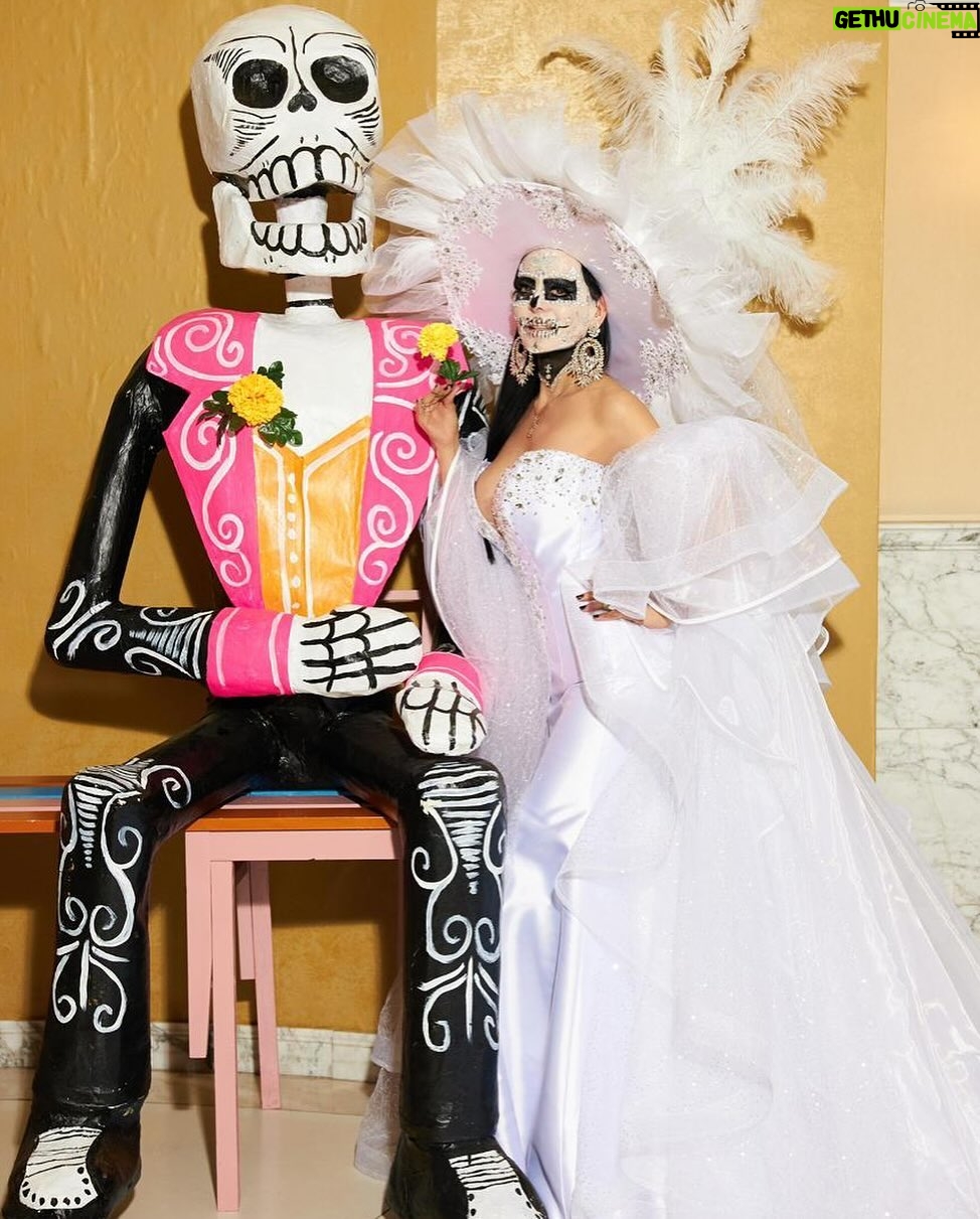 Maribel Guardia - 294.2K Likes - #Catrina 🌸💀 Recordando que somos eternos
Que la muerte es solo un paso para regresar a nuestro verdadero origen, el espíritu divino De Dios
Foto: @luisreyes_foto
Look: @mitzyofficial_ 👰🏻
Maquillaje: @mexicanmakeupartist
.
.
.
#diademuertos #catrinas #mexico