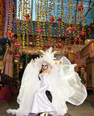 Maribel Guardia Instagram - #Catrina 🌸💀 Recordando que somos eternos
Que la muerte es solo un paso para regresar a nuestro verdadero origen, el espíritu divino De Dios 
Foto: @luisreyes_foto 
Look: @mitzyofficial_ 👰🏻
Maquillaje: @mexicanmakeupartist
.
.
.
#diademuertos #catrinas #mexico