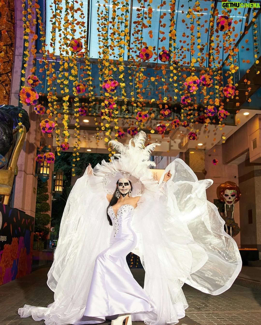 Maribel Guardia - 294.2K Likes - #Catrina 🌸💀 Recordando que somos eternos
Que la muerte es solo un paso para regresar a nuestro verdadero origen, el espíritu divino De Dios
Foto: @luisreyes_foto
Look: @mitzyofficial_ 👰🏻
Maquillaje: @mexicanmakeupartist
.
.
.
#diademuertos #catrinas #mexico