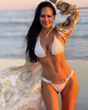 Maribel Guardia Instagram - Pies en la arena, calor en mi corazón, en el agua cristalina con la brisa del mar, soy la actitud de este #2025 que empieza ✨🌅 Les mando rayos de sol para su corazón 💝