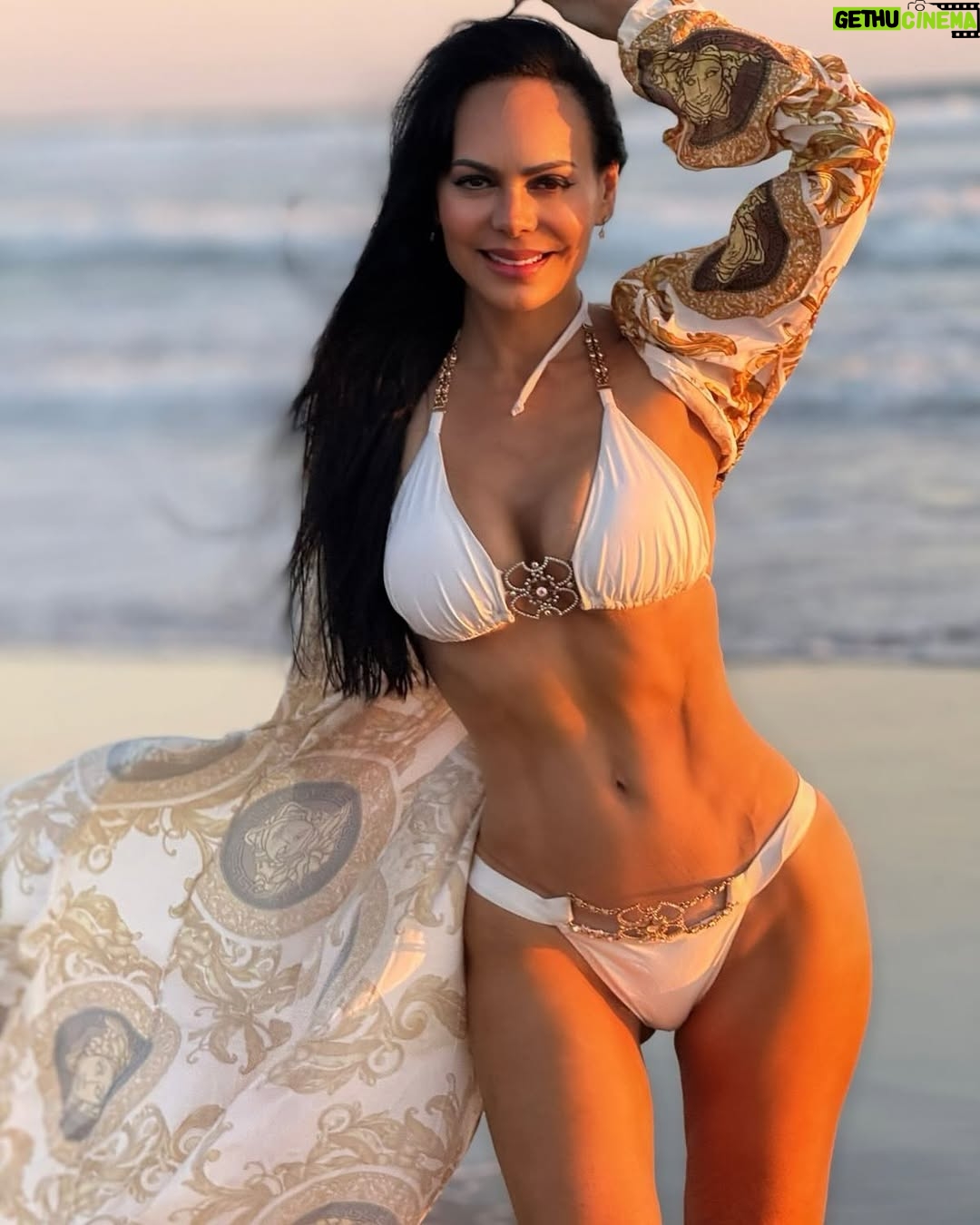 Maribel Guardia - 115.8K Likes - Pies en la arena, calor en mi corazón, en el agua cristalina con la brisa del mar, soy la actitud de este #2025 que empieza ✨🌅 Les mando rayos de sol para su corazón 💝