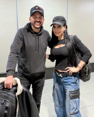 Maribel Guardia Instagram - Hoy en el aeropuerto de mi linda  #costarica 🇨🇷 me encontré con @luisangelelflaco. Vino a cantar a #liberiaguanacaste  Tremendo cantante y todo un caballero. Arriba #sinaloa ‼️ ¿Les gusta como canta? Buenas noches 🌙