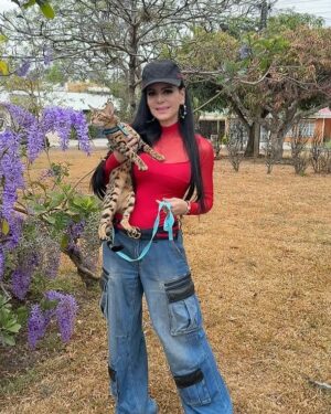 Maribel Guardia Instagram - Con la bella Cleopatra 🐈 amo los gatos 🐱 y los perros 🐶 les mando un millón de besos 🐾🐾🐾🐾