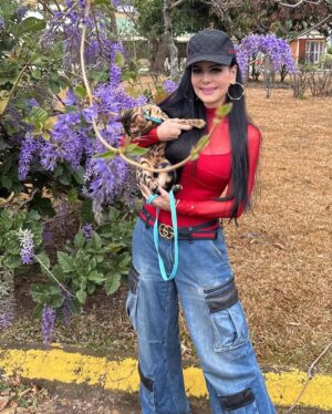 Maribel Guardia Instagram - Con la bella Cleopatra 🐈 amo los gatos 🐱 y los perros 🐶 les mando un millón de besos 🐾🐾🐾🐾