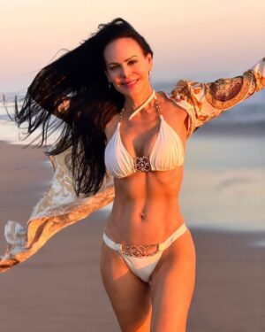 Maribel Guardia Instagram - Pies en la arena, calor en mi corazón, en el agua cristalina con la brisa del mar, soy la actitud de este #2025 que empieza ✨🌅 Les mando rayos de sol para su corazón 💝