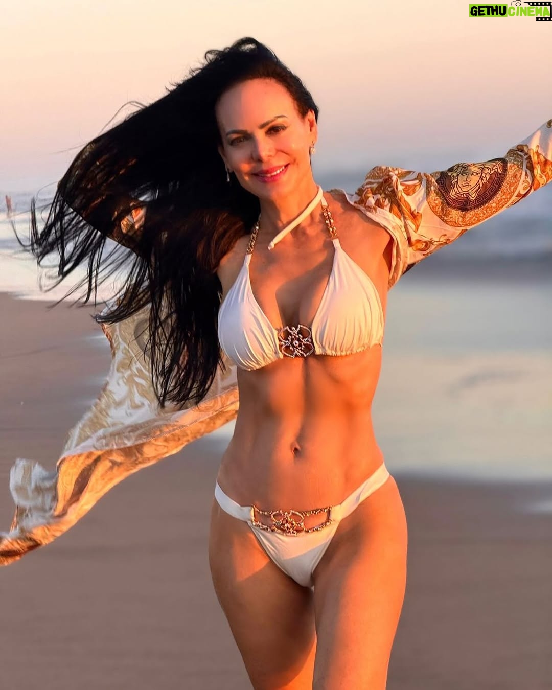 Maribel Guardia - 115.8K Likes - Pies en la arena, calor en mi corazón, en el agua cristalina con la brisa del mar, soy la actitud de este #2025 que empieza ✨🌅 Les mando rayos de sol para su corazón 💝