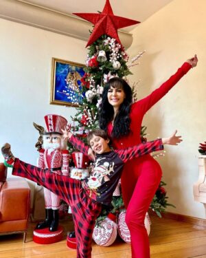 Maribel Guardia Instagram - Bienvenido diciembre 🎄❤️ Cuando le pidas algo a diciembre, pídele que te traiga regalos que no se vendan en las tiendas: un “me gustas mucho”, un “gracias por existir”, un
“estoy aquí para ti, siempre”. Cuando le pidas algo a diciembre, pídele que te traiga abrazos apretados, carcajadas fuertes, regazo de quienes más quieres, manos tomadas todo el año, hombros que te sostengan en corazones donde vivir sin fecha de caducidad. Cuando le pidas algo a diciembre, pídele que te traiga ojos que brillen por ti y para ti, palabras que te protejan y cuiden como el sol en los días fríos, las pequeñeces que valen todo en la vida, lo esencial que ocupa, sin pesar, el lado izquierdo del pecho y la levadura de la alegría que hace que la vida valga la pena. Cuando le pidas algo a diciembre, pídele que te enseñe a vivir con el corazón abierto y creer -así como así- que hay una luz al final del túnel para cada oscuridad que tengas que enfrentar ❤️ Que Dios los llene de bendiciones a ustedes y a todos los que aman , yo los adoro ♥️♥️♥️♥️