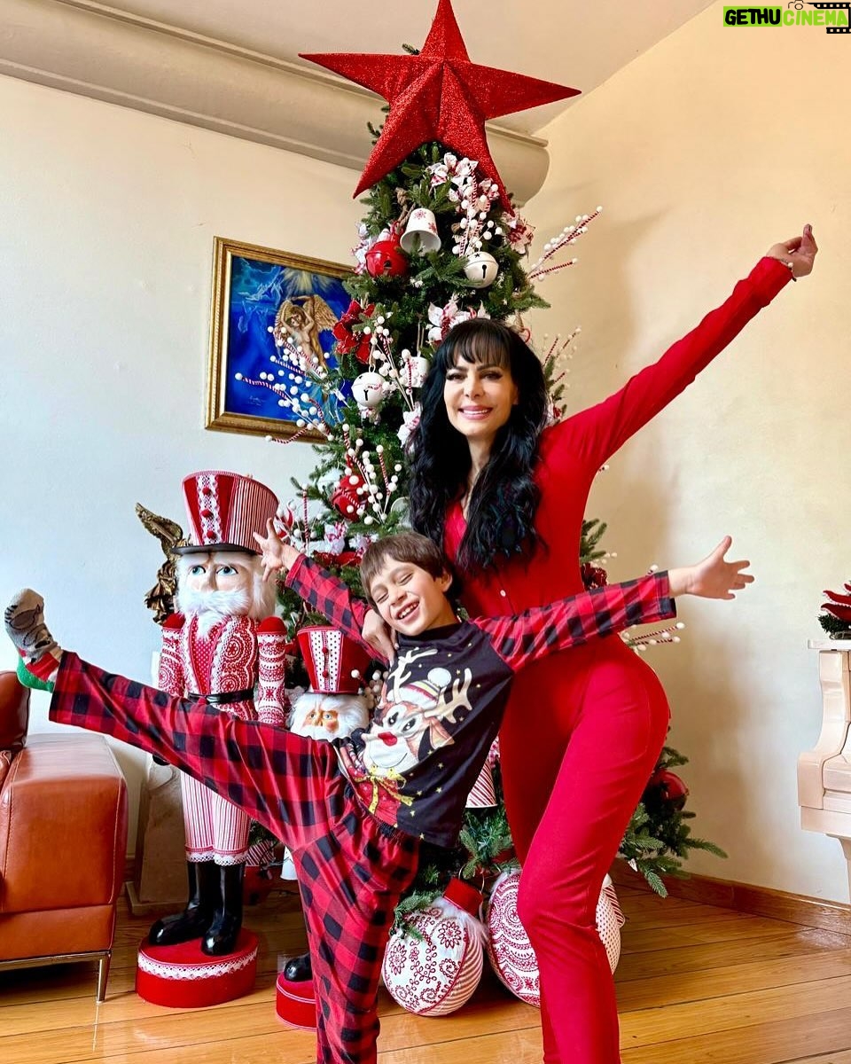 Maribel Guardia - 107.4K Likes - Bienvenido diciembre 🎄❤️ Cuando le pidas algo a diciembre, pídele que te traiga regalos que no se vendan en las tiendas: un “me gustas mucho”, un “gracias por existir”, un
“estoy aquí para ti, siempre”. Cuando le pidas algo a diciembre, pídele que te traiga abrazos apretados, carcajadas fuertes, regazo de quienes más quieres, manos tomadas todo el año, hombros que te sostengan en corazones donde vivir sin fecha de caducidad. Cuando le pidas algo a diciembre, pídele que te traiga ojos que brillen por ti y para ti, palabras que te protejan y cuiden como el sol en los días fríos, las pequeñeces que valen todo en la vida, lo esencial que ocupa, sin pesar, el lado izquierdo del pecho y la levadura de la alegría que hace que la vida valga la pena. Cuando le pidas algo a diciembre, pídele que te enseñe a vivir con el corazón abierto y creer -así como así- que hay una luz al final del túnel para cada oscuridad que tengas que enfrentar ❤️ Que Dios los llene de bendiciones a ustedes y a todos los que aman , yo los adoro ♥️♥️♥️♥️