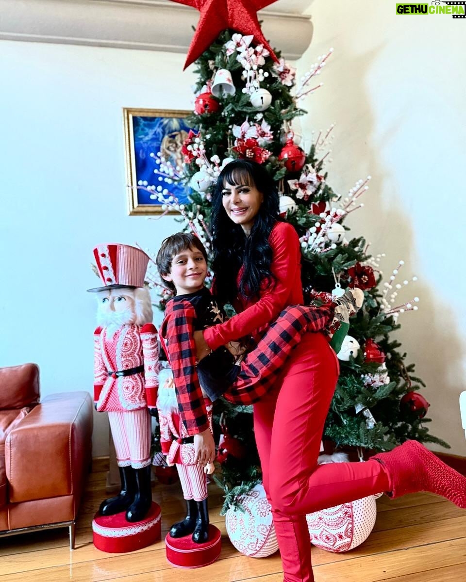 Maribel Guardia - 107.4K Likes - Bienvenido diciembre 🎄❤️ Cuando le pidas algo a diciembre, pídele que te traiga regalos que no se vendan en las tiendas: un “me gustas mucho”, un “gracias por existir”, un
“estoy aquí para ti, siempre”. Cuando le pidas algo a diciembre, pídele que te traiga abrazos apretados, carcajadas fuertes, regazo de quienes más quieres, manos tomadas todo el año, hombros que te sostengan en corazones donde vivir sin fecha de caducidad. Cuando le pidas algo a diciembre, pídele que te traiga ojos que brillen por ti y para ti, palabras que te protejan y cuiden como el sol en los días fríos, las pequeñeces que valen todo en la vida, lo esencial que ocupa, sin pesar, el lado izquierdo del pecho y la levadura de la alegría que hace que la vida valga la pena. Cuando le pidas algo a diciembre, pídele que te enseñe a vivir con el corazón abierto y creer -así como así- que hay una luz al final del túnel para cada oscuridad que tengas que enfrentar ❤️ Que Dios los llene de bendiciones a ustedes y a todos los que aman , yo los adoro ♥️♥️♥️♥️