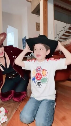 Maribel Guardia Instagram - Empezando a armar con mi nieto el #altardemuertos tradición donde recordamos con amor a los que se fueron físicamente pero nunca del corazón ♥️🥲
Gracias @galeriaseltriunfomx 🙏🏼