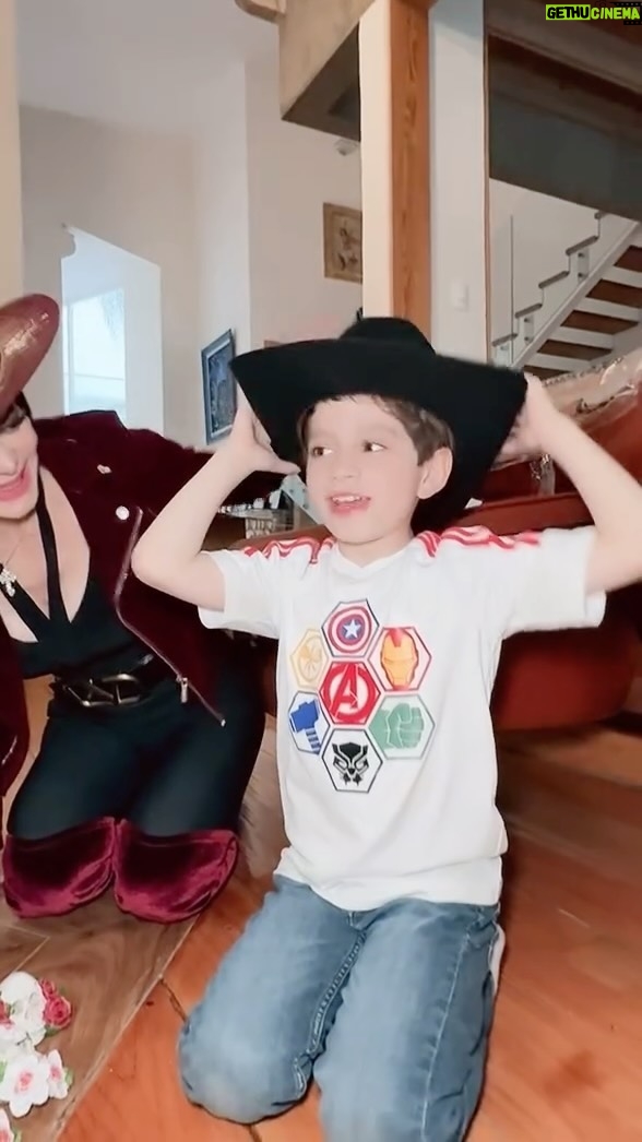 Maribel Guardia - 63.2K Likes - Empezando a armar con mi nieto el #altardemuertos tradición donde recordamos con amor a los que se fueron físicamente pero nunca del corazón ♥️🥲
Gracias @galeriaseltriunfomx 🙏🏼