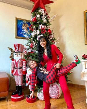 Maribel Guardia Instagram - Bienvenido diciembre 🎄❤️ Cuando le pidas algo a diciembre, pídele que te traiga regalos que no se vendan en las tiendas: un “me gustas mucho”, un “gracias por existir”, un
“estoy aquí para ti, siempre”. Cuando le pidas algo a diciembre, pídele que te traiga abrazos apretados, carcajadas fuertes, regazo de quienes más quieres, manos tomadas todo el año, hombros que te sostengan en corazones donde vivir sin fecha de caducidad. Cuando le pidas algo a diciembre, pídele que te traiga ojos que brillen por ti y para ti, palabras que te protejan y cuiden como el sol en los días fríos, las pequeñeces que valen todo en la vida, lo esencial que ocupa, sin pesar, el lado izquierdo del pecho y la levadura de la alegría que hace que la vida valga la pena. Cuando le pidas algo a diciembre, pídele que te enseñe a vivir con el corazón abierto y creer -así como así- que hay una luz al final del túnel para cada oscuridad que tengas que enfrentar ❤️ Que Dios los llene de bendiciones a ustedes y a todos los que aman , yo los adoro ♥️♥️♥️♥️
