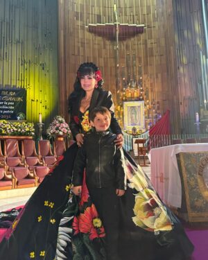Maribel Guardia Instagram - Ya lista con mis talentosos compañeros para cantarle las mañanitas a la morenita del Tepeyac ❤️✨ #virgendeguadalupe @aracelyarambula @olgatanonofficial @edwinlunat @cristinaeustace  @telemundo