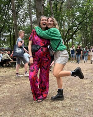 Marieke Elsinga Instagram - Festivallen doe je met @aniikapika 💕💚
(foto’s bouwen op in intensiteit)