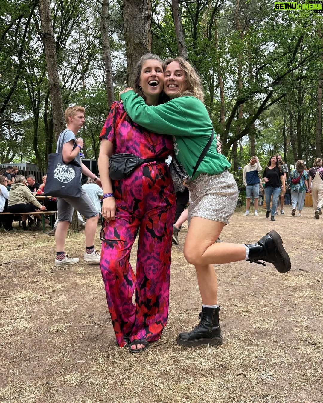 Marieke Elsinga - 15.2K Likes - Festivallen doe je met @aniikapika 💕💚
(foto’s bouwen op in intensiteit)