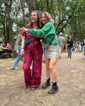 Marieke Elsinga Instagram - Festivallen doe je met @aniikapika 💕💚
(foto’s bouwen op in intensiteit)