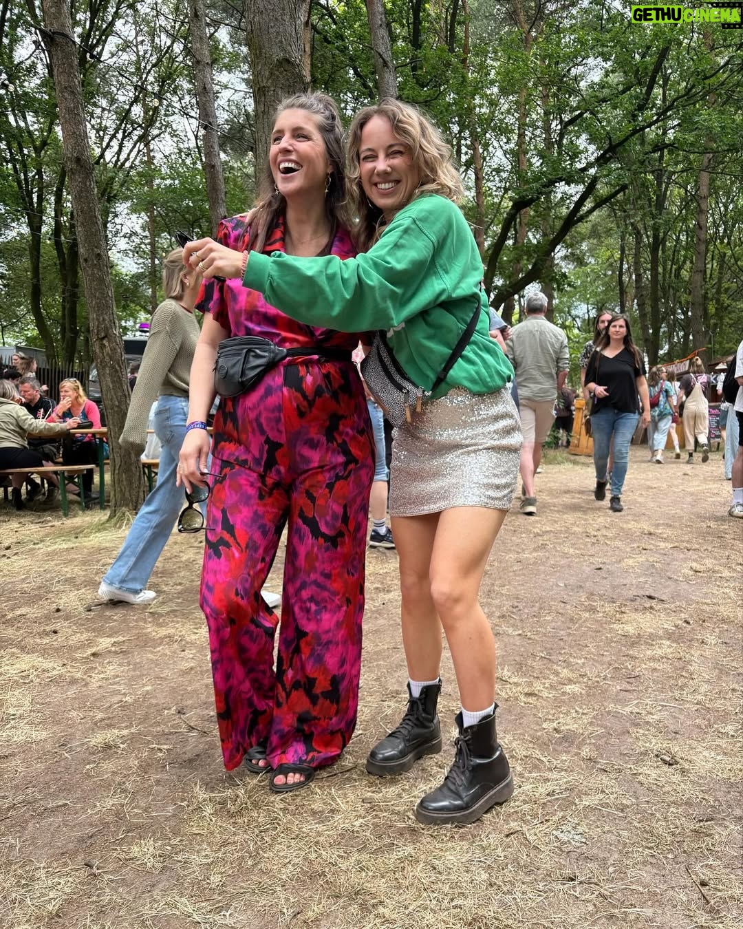 Marieke Elsinga - 15.2K Likes - Festivallen doe je met @aniikapika 💕💚
(foto’s bouwen op in intensiteit)