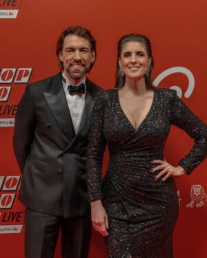 Marieke Elsinga Instagram - Heerlijke avond bij de Qmusic Top 40 awards! Rode loper, geweldige optredens en een award uitreiken met @gerard_joling aan onder andere @marcoschuitmaker -
-
Styling @tommydriessen visagie @rovisagie