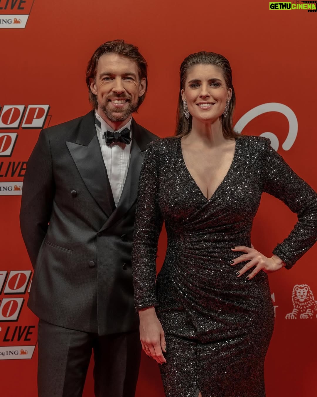 Marieke Elsinga - 12.2K Likes - Heerlijke avond bij de Qmusic Top 40 awards! Rode loper, geweldige optredens en een award uitreiken met @gerard_joling aan onder andere @marcoschuitmaker -
-
Styling @tommydriessen visagie @rovisagie