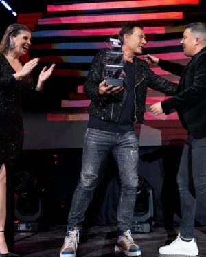 Marieke Elsinga Instagram - Heerlijke avond bij de Qmusic Top 40 awards! Rode loper, geweldige optredens en een award uitreiken met @gerard_joling aan onder andere @marcoschuitmaker -
-
Styling @tommydriessen visagie @rovisagie