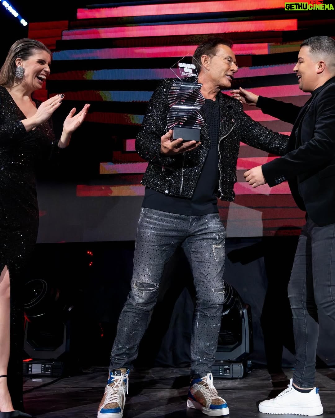 Marieke Elsinga - 12.2K Likes - Heerlijke avond bij de Qmusic Top 40 awards! Rode loper, geweldige optredens en een award uitreiken met @gerard_joling aan onder andere @marcoschuitmaker -
-
Styling @tommydriessen visagie @rovisagie