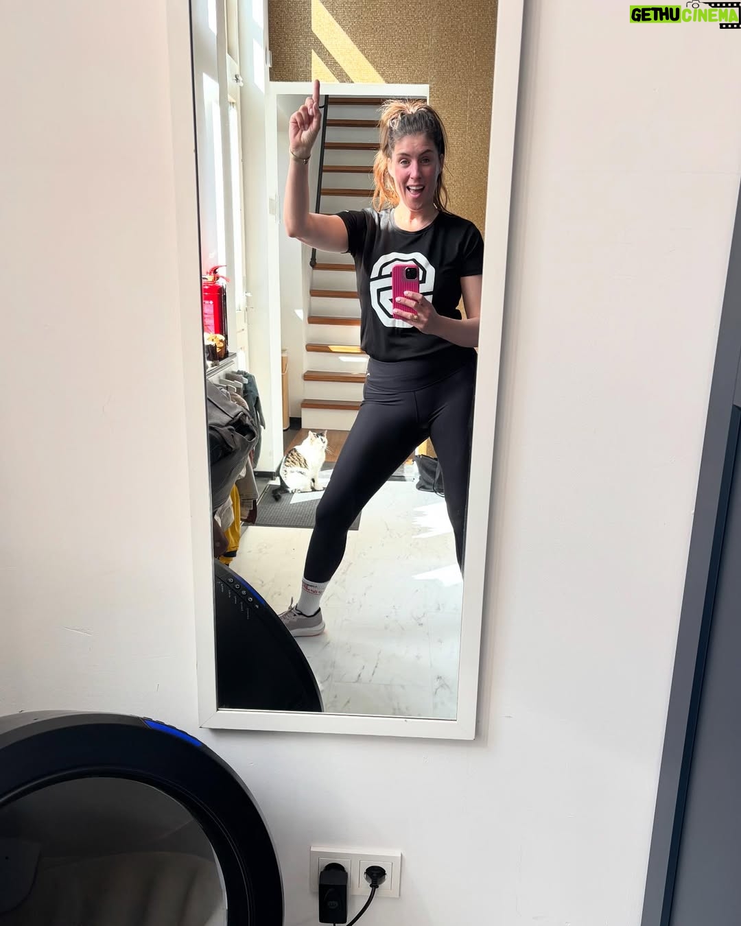 Marieke Elsinga - 10.9K Likes - Dacht doe ook eens zo’n dump. #maart
1. Smile
2. Pizza, wijn, baby
3. M’n mattie bij The Headliner
4. Zonder team ben je niks
5. Annie’s babyshower
6. Top40 award uitreiken. Ging bijna mis
7. Juicen met Jip
8. Anouk wint The Headliner
9. Stappenteller en patriarchaat een klap geven bij Feminist March
10. Lentewijn met Eva
11. Voor het eerst in jaren hardlopen