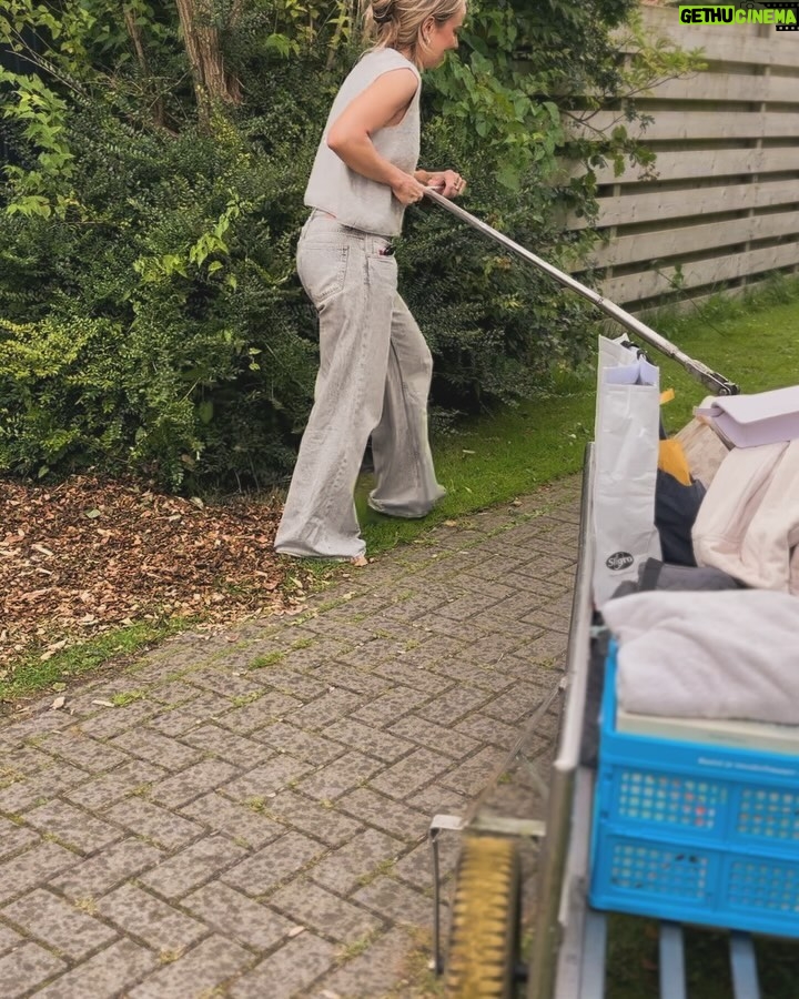 Marieke Elsinga - 14.6K Likes - Foto dump jaarlijkse weekend met @aniikapika
Foto 1: flesje knallen
Foto 2: huisje bij dag ☀️
Foto 3: huisje bij nacht 🌙
Foto 4: Hoorn binnenwaaien
Foto 5: zeebanaan eten
Foto 6: never not gaming
Foto 7: Annika deed het zware werk