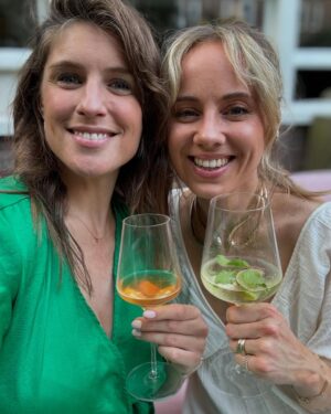 Marieke Elsinga Instagram - BFF BDAY 🤍💚
Foto 1: eerste glas wijn na 272 dagen 
Foto 2: achter de basilicum zitten
Foto 3: Annika is hier…
a. aan het oefenen voor haar deelname aan Maestro
b. aan het mediteren
c. haar zojuist ontvangen kettinkje aan het omdoen