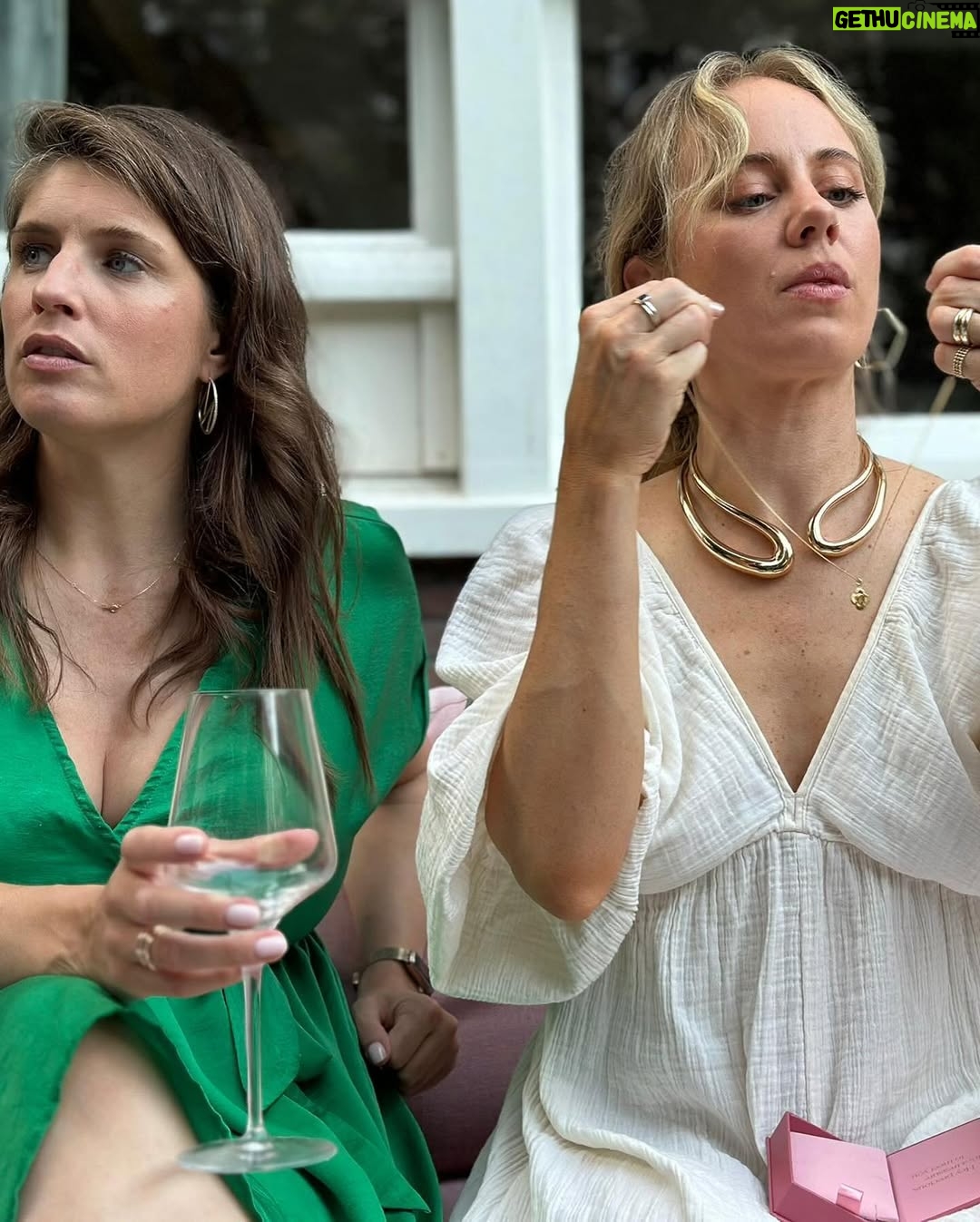 Marieke Elsinga - 13.9K Likes - BFF BDAY 🤍💚
Foto 1: eerste glas wijn na 272 dagen
Foto 2: achter de basilicum zitten
Foto 3: Annika is hier…
a. aan het oefenen voor haar deelname aan Maestro
b. aan het mediteren
c. haar zojuist ontvangen kettinkje aan het omdoen