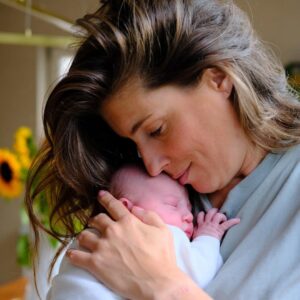 Marieke Elsinga Instagram - Op vrijdag 16 augustus om 16.16uur is Noa geboren. Voluit heet ze Noa Maria Anna, vernoemd naar haar beide oma’s. Ze is thuis geboren en haar grote broer Jip heeft haar meteen ontmoet en is zó lief. “Noa aaien, Noa knuffelen, Noa kusje geven”. Sander en ik zijn super trots en Kiki vindt alles prima 🐱💕