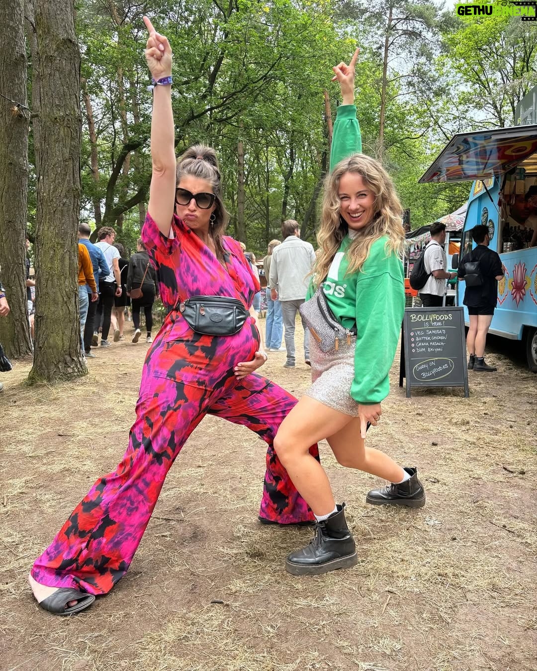 Marieke Elsinga - 15.2K Likes - Festivallen doe je met @aniikapika 💕💚
(foto’s bouwen op in intensiteit)